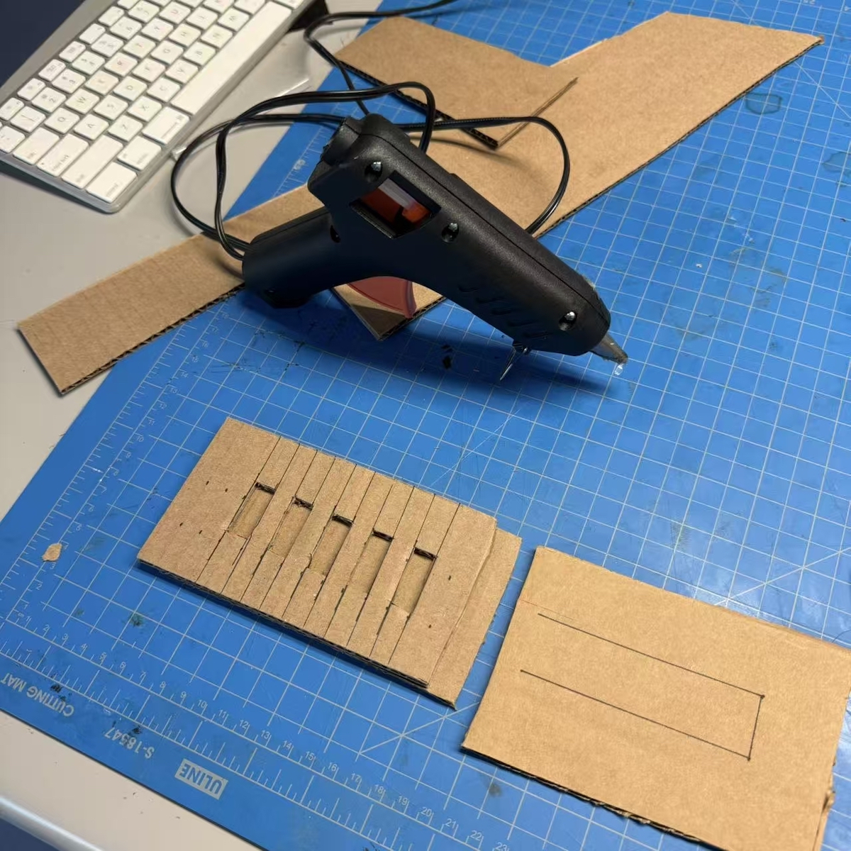 <b>Cutting the Cardboard</b><br>We cut along the marked lines to create the main pieces of the structure, and we also prepare the inner parts that will allow the stand to fold and support the phone at an angle.